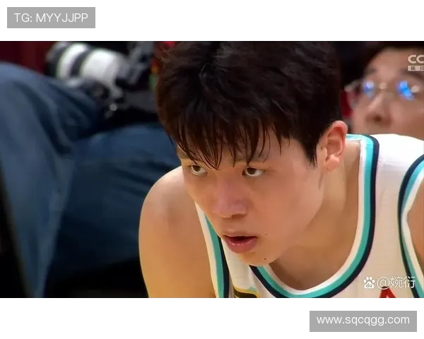 杨瀚森持球突破连续晃动精彩上篮轻松得手展现出色个人能力