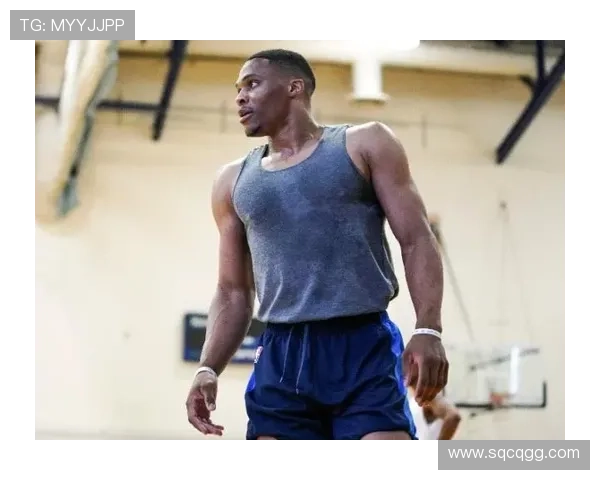 字母哥身穿43号球衣训练双臂肌肉线条惊艳全场引发热议